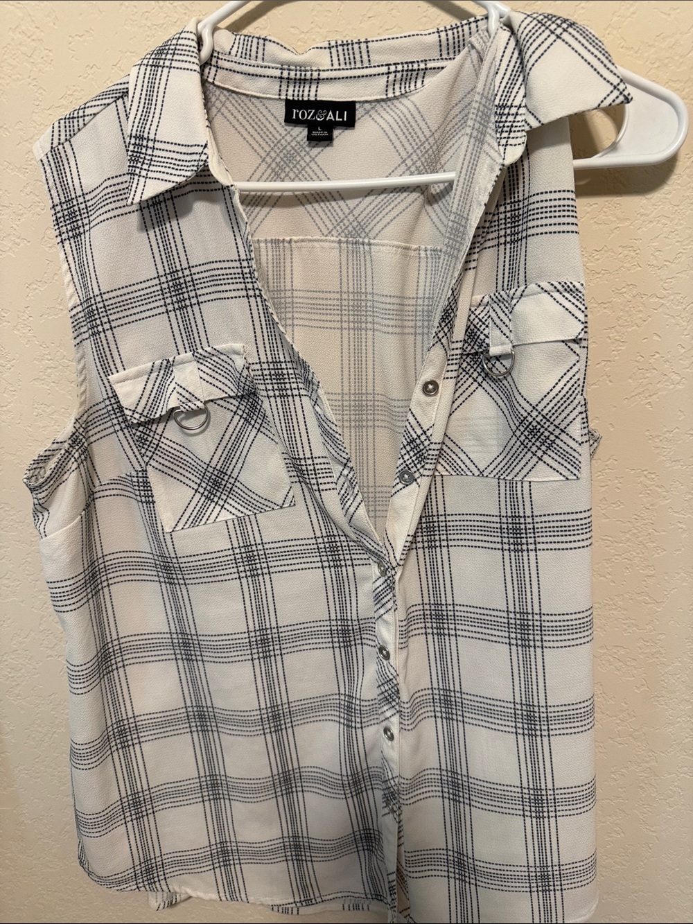 Roz & Ali Black and White Sleeveless Plaid Button-Up Shirt